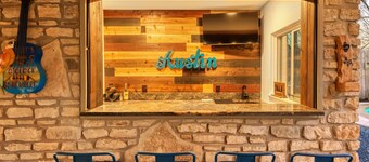 Poker Paradise & Pool Cabana - 15 min to Downtown Austin