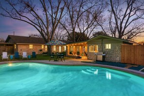 Outdoor pool - Poker Paradise & Pool Cabana - 15 min to Downtown Austin (Austin)