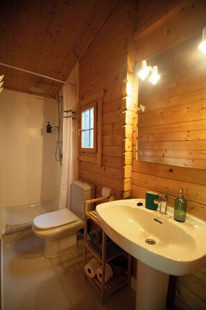 Een douche, milieuvriendelijk toiletgerief, een haardroger, handdoeken