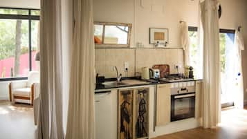 Fridge, oven, coffee/tea maker, electric kettle