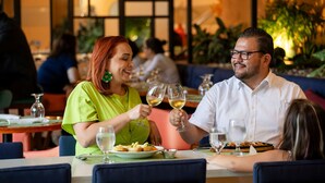 A restaurant interior with tables, chairs, and diners. - Holiday Inn San Jose La Sabana by IHG (San José)