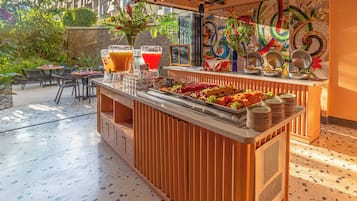 Café da manhã com buffet todos os dias (CRC 9500 por pessoa)