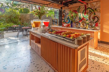 Daily buffet breakfast (CRC 9500 per person)