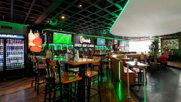 2 bars/lounges, sports bar, sports bar
