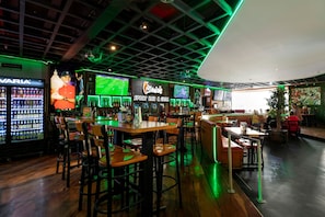 2 bars/lounges, sports bar, sports bar