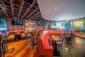 2 bars/lounges, sports bar, sports bar