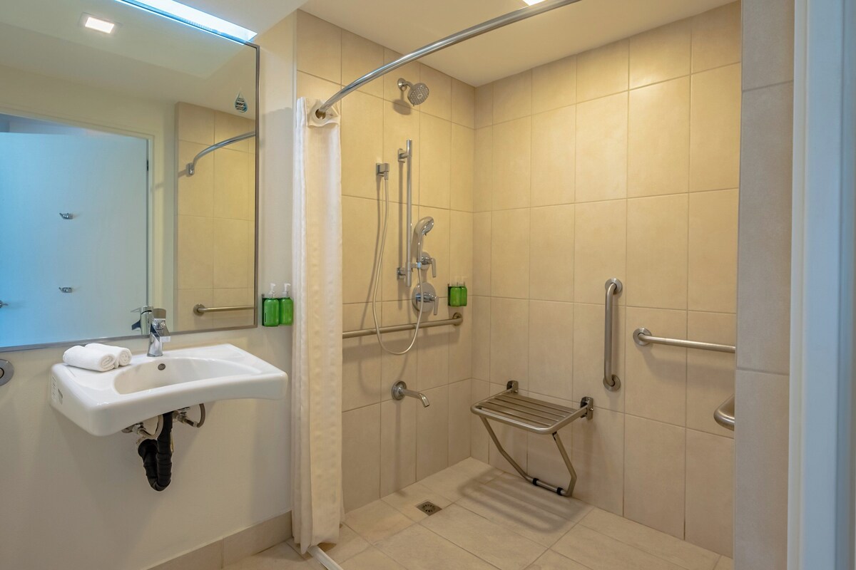 Standard Room, 1 Double Bed, Accessible | Down comforters, in-room safe, desk, laptop workspace