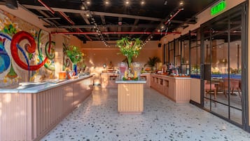 Daily buffet breakfast (CRC 9500 per person)