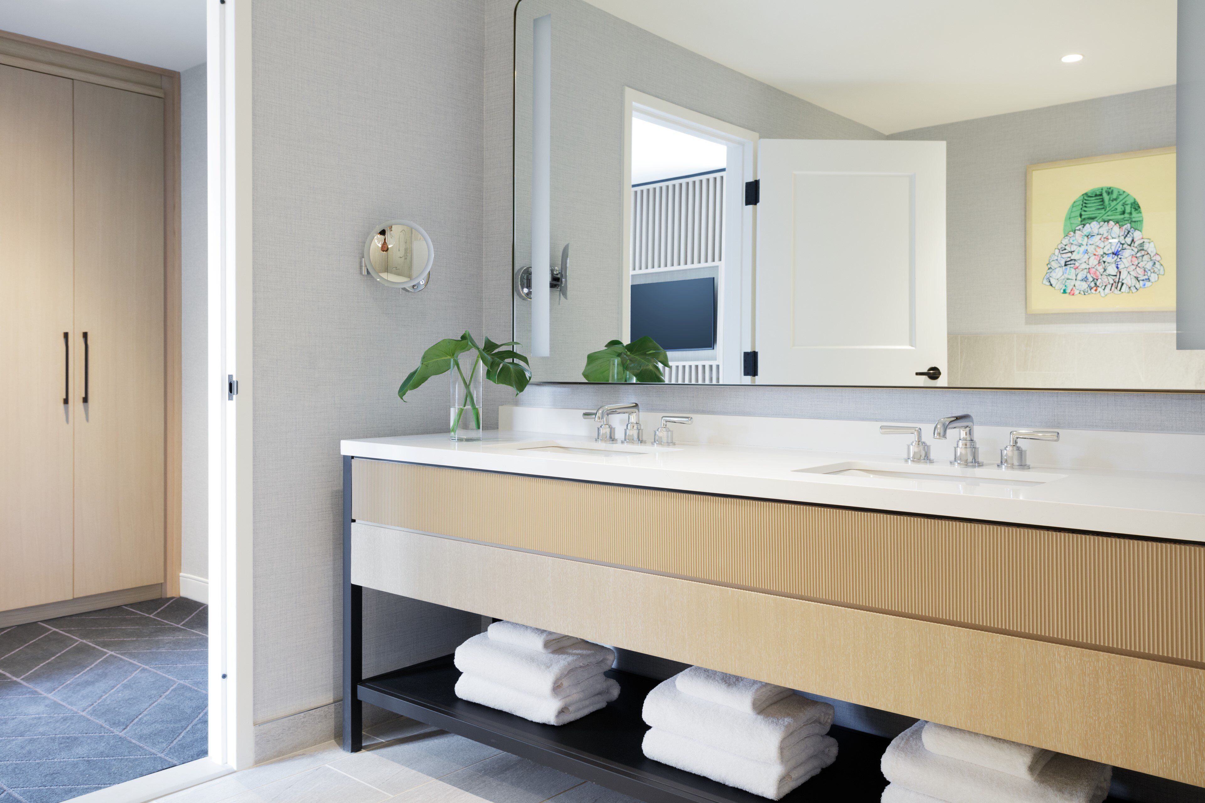 Suite, 1 très grand lit (Hospitality) | Salle de bain | Articles de toilette griffés, séchoir à cheveux, peignoirs