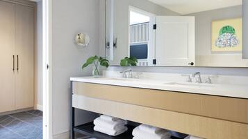 Suite, 1 très grand lit (Hospitality) | Salle de bain | Articles de toilette griffés, séchoir à cheveux, peignoirs