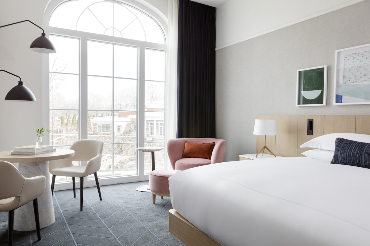 Premium Room, 1 King Bed, Terrace | Frette Italian sheets, premium bedding, minibar, in-room safe