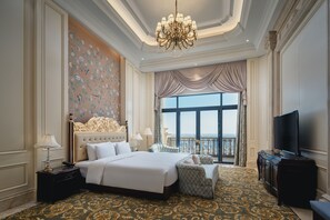 Grand Suite, 1 King Bed, Lake View | Desk, laptop workspace, free cribs/infant beds, free WiFi - Crowne Plaza Dongying by IHG (Dongying)