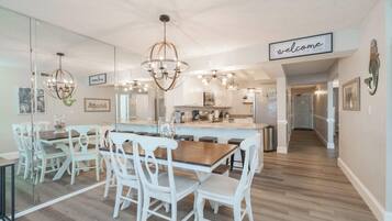 Condo, varias camas, balcón, vista al océano (Bethy’s Beachy Beauty) | Restaurantes
