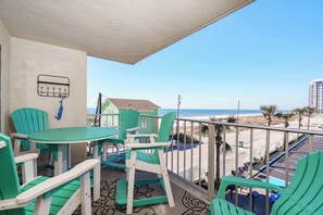 Apartamento, varias camas, balcón, vistas al mar (Bethy’s Beachy Beauty) | Restaurante al aire libre