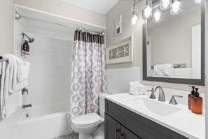 Un baño moderno con bañera, inodoro y lavamanos.