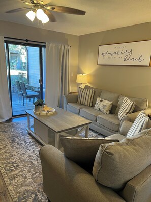 تلفزيون ذكي، ألعاب فيديو، تنس طاولة، كُتُب