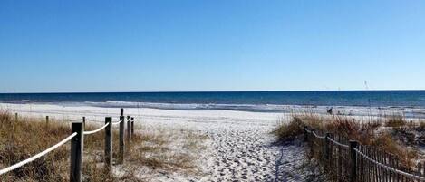 Chaises longues, serviettes de plage