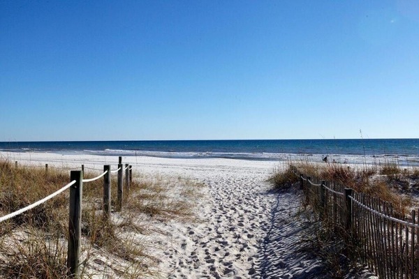 Chaises longues, serviettes de plage