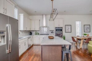 Køleskab, mikrobølgeovn, ovn, kogeplade