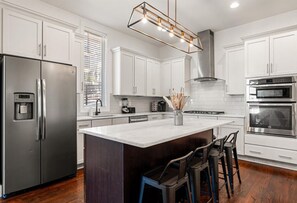 Fridge, microwave, oven, stovetop - Rooftop Golf, Grill & Firepit w/ a View! Sleep 13! (Nashville)