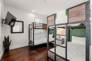 3 bedrooms, desk, iron/ironing board, free WiFi - Rooftop Golf, Grill & Firepit w/ a View! Sleep 13! (Nashville)