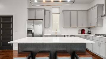 Geladeira, micro-ondas, fogão, cooktop