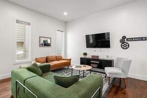 Smart TV - Downtown Views w/ Golf, Grill, & Firepit! 8 to DT! (Nashville)