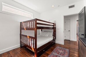 3 habitaciones, escritorio, tabla de planchar con plancha y wifi gratis 