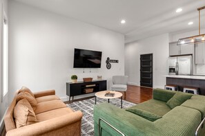 Smart TV - Downtown Views w/ Golf, Grill, & Firepit! 8 to DT! (Nashville)