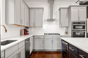 Réfrigérateur, four à micro-ondes, un four, surface de cuisson