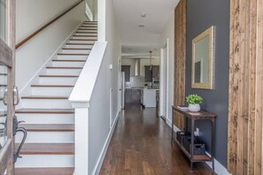 Interior - 8min to Downtown w/ Rooftop Deck, Golf & Views! (Nashville)