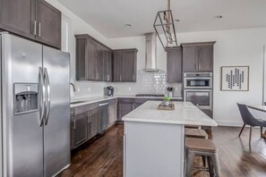 Køleskab, mikrobølgeovn, ovn, kogeplade