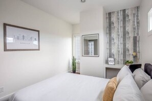 3 室のベッドルーム、デスク、アイロン / アイロン台、WiFi (無料)