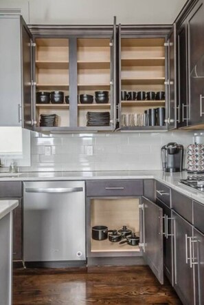 冷蔵庫、電子レンジ、オーブン、コンロ