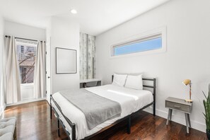 3 bedrooms, desk, iron/ironing board, free WiFi - 8min to Downtown + Rooftop Golf, Grill, & Firepit! (Nashville)
