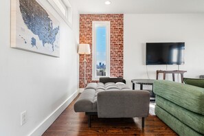 TV - 8min to Downtown + Rooftop Golf, Grill, & Firepit! (Nashville)