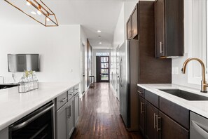 Fridge, microwave, oven, stovetop - 8min to Downtown + Rooftop Golf, Grill, & Firepit! (Nashville)