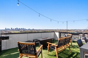 Outdoor dining - 8min to Downtown + Rooftop Golf, Grill, & Firepit! (Nashville)