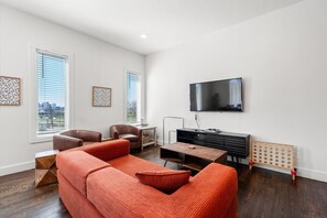 TV - 8min to Downtown + Rooftop Golf, Grill, & Firepit! (Nashville)
