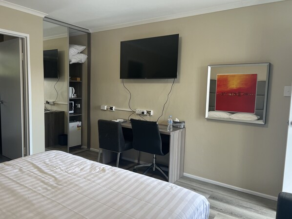 Basic Room, 1 King Bed | In-room dining