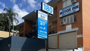 Motel con un cartel que indica el número 180, Motel Southbank, que ofrece Wi-Fi gratuito y piscina.