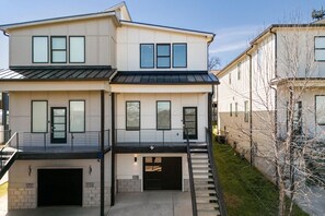 Exterior - Bar, Grill & Firepit! Sleeps 16! 8min to Broadway! (Nashville)