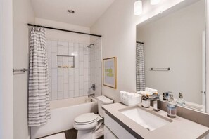 Secadora de cabello, toallas, papel de baño 