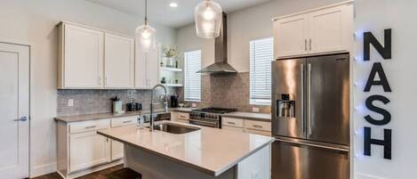 Refrigerador, microondas, horno y parrilla de estufa