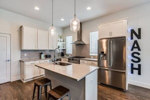 Fridge, microwave, oven, stovetop - 113B Elmhurst Ave Nashville (Nashville)