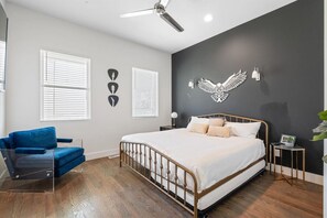 4 bedrooms, desk, iron/ironing board, free WiFi - Bar, Grill & Firepit! Sleeps 16! 8min to Broadway! (Nashville)