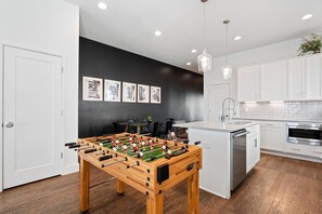 Game room - Bar, Grill & Firepit! Sleeps 16! 8min to Broadway! (Nashville)