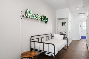 4 bedrooms, desk, iron/ironing board, free WiFi - Bar, Grill & Firepit! Sleeps 16! 8min to Broadway! (Nashville)