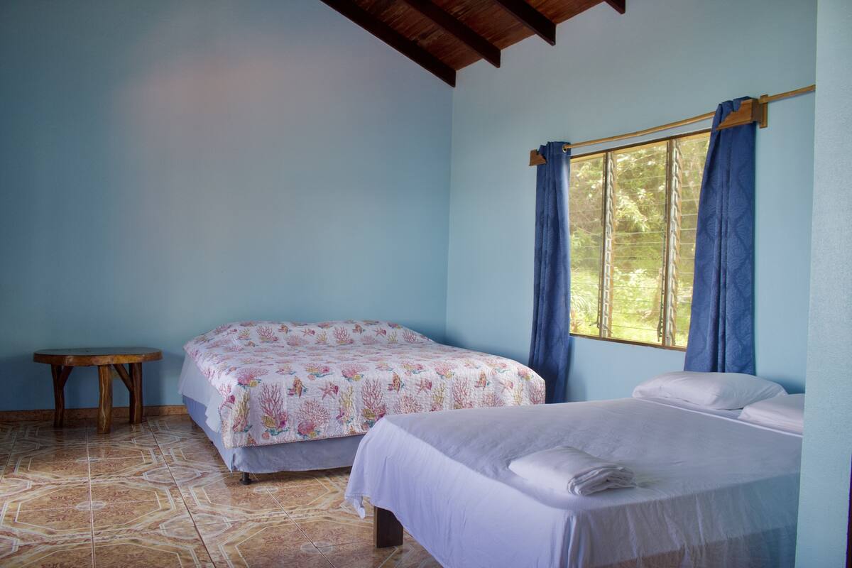 Deluxe Quadruple Room | Free WiFi, bed sheets