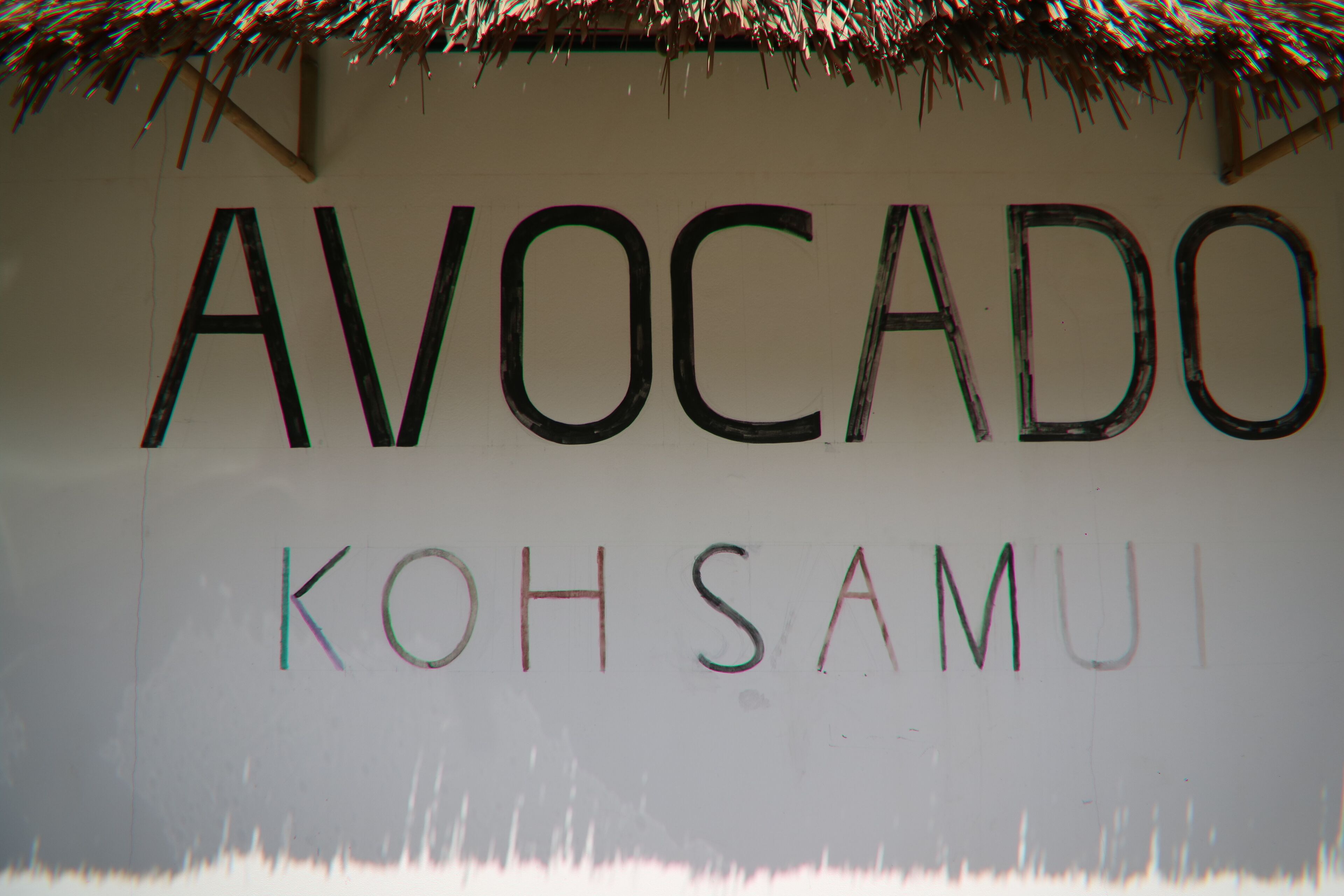 Un letrero con la palabra 'AVOCADO' y 'KOHSAMUI' escrita.